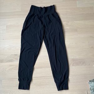 Athleta salutation joggers in black- hardly worn!